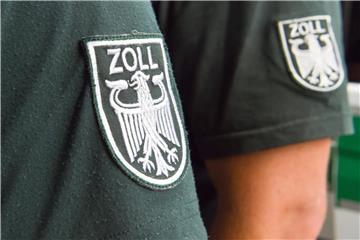 Die Ärmelabzeichen von zwei Zollbeamten. Foto: Christophe Gateau/Archiv