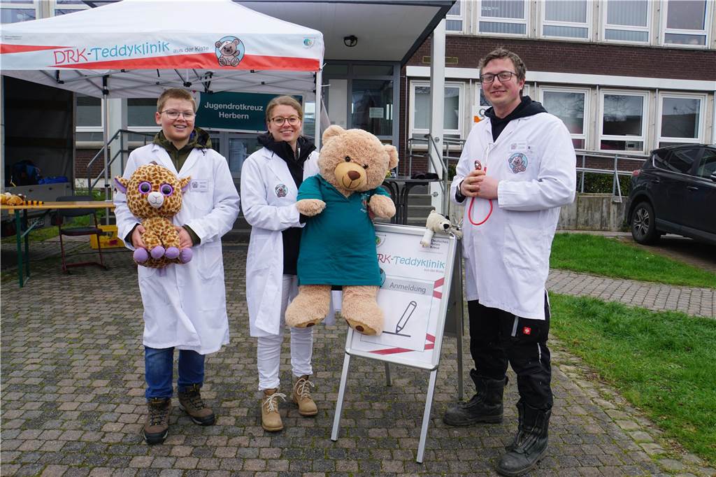 Die „Ärzte" der DRK-Teddyklinik möchten Kindern die Angst vor einem Arzt- und Krankenhausbesuch nehmen.