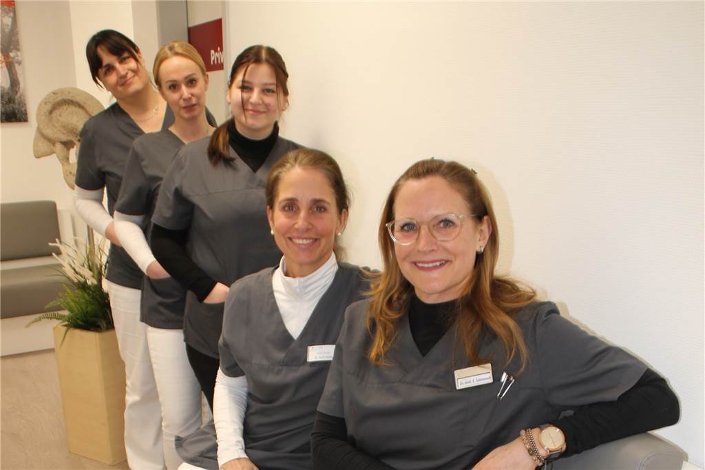 Arztpraxis in Brambauer hat neues Zuhause: „Brauchten neue Räume“ Die Ärztinnen Barbara Schreder (2. v.r.) und Dr. Esther Schimanski (vorne sitzend) und ihr Team sind ab sofort mit ihrem Zentrum für Mittelohr-Chirurgie in neuen Räumlichkeiten der Brambauer Klinik am Park zu finden.