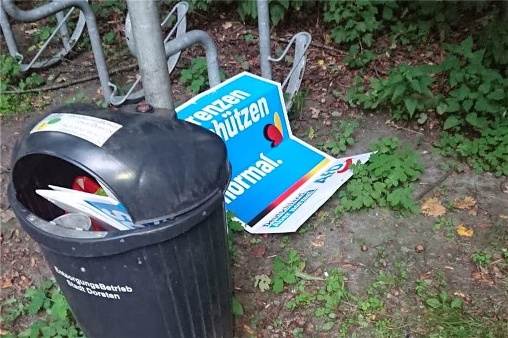 Zerstörte Wahlplakate: Vandalen sind überall und schonen keine Partei Die AfD beklagt, das Plakate nicht nur beschmiert, sondern gleich abgerissen oder gestohlen werden.