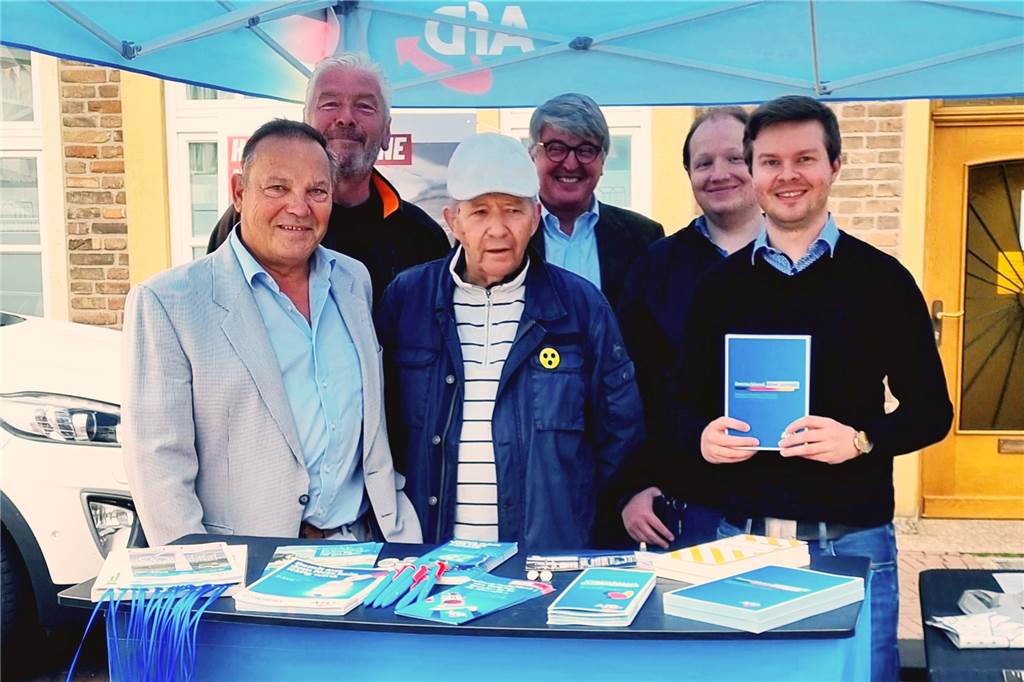 Dreiste Aktion: AfD umgeht Verbot von Wahlwerbung in Vreden mit einem Trick Die AfD hat auf dem Vredener Marktplatz eine Mahnwache abgehalten, weil die Stadt Vreden einen Infostand verboten hatte.