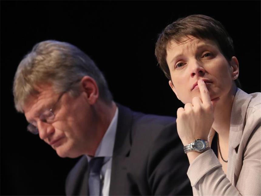Meuthen will AfD nach turbulentem Parteitag befrieden Die AfD Parteivorsitzende Frauke Petry und Jörg Meuthen, AfD-Bundesvorsitzender und Fraktionsvorsitzender im Landtag von Baden-Württemberg, im Maritim Hotel in Köln. Foto: Michael Kappeler
