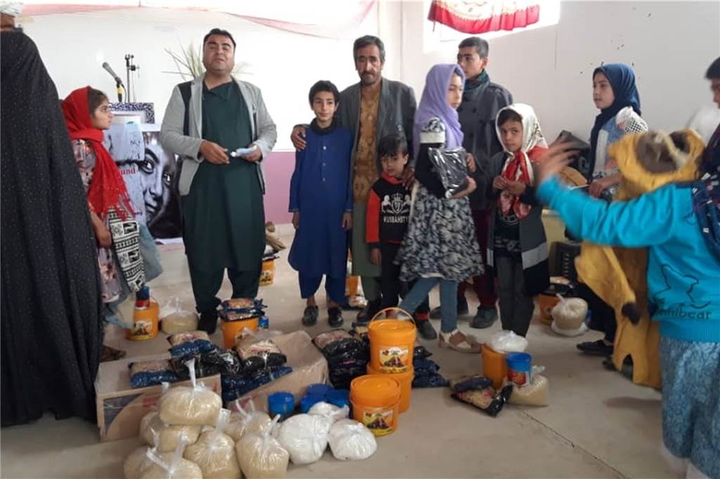 Latifa Saljuki aus Haltern in Afghanistan: Menschen weinen vor Freude Die afghanischen Familien freuen sich über Lebensmittelspenden, die Latifa Saljuki ihnen mitgebracht hat. So bekommen die Kinder wenigstens wieder eine Mahlzeit.