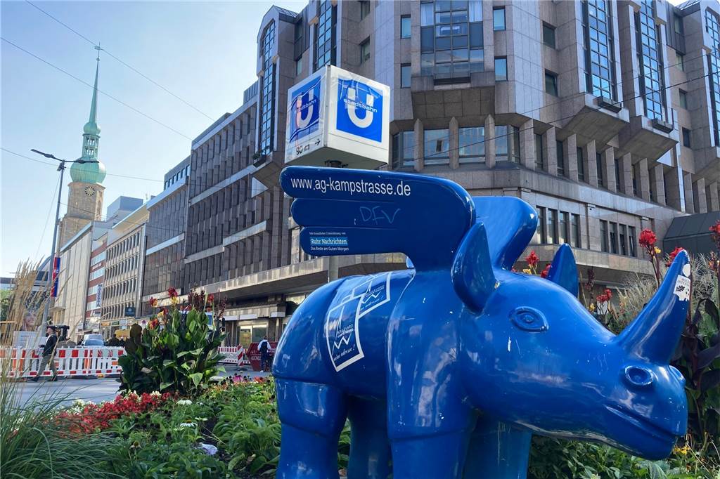Gewalt, Ekel, Baustellen und mehr: Kampstraßen-Händler lassen ihren Ärger raus Eine geflügelte Nashorn-Skulptur steht auf der Kampstraße.