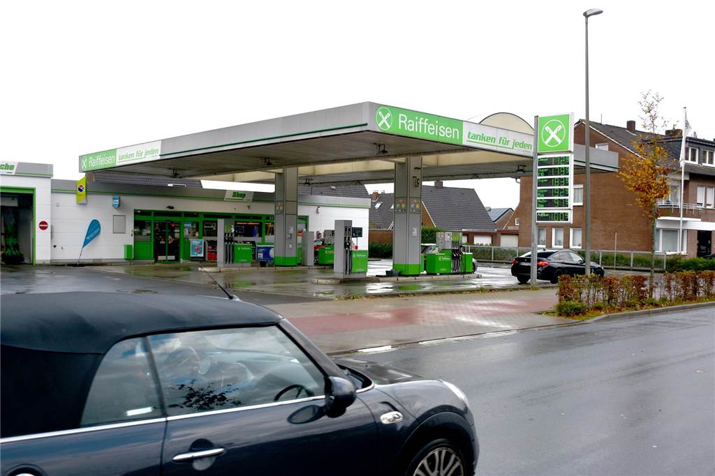 Raiffeisen Münsterland West fusioniert mit Raiffeisen Steverland Ein Auto fährt an der Raiffeisen-Tankstelle in der Fuistingstraße vorbei