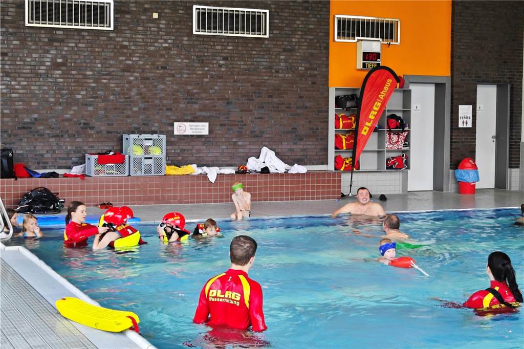 Die Ahauser DLRG Ortsgruppe hat im kleinen Becken einige Rettungsübungen vorgeführt und die Kinder und Jugendlichen zum Mitmachen und Ausprobieren animiert.