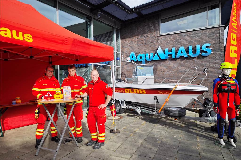 Die Ahauser DLRG Ortsgruppe hat im kleinen Becken einige Rettungsübungen vorgeführt und die Kinder und Jugendlichen zum Mitmachen und Ausprobieren animiert.