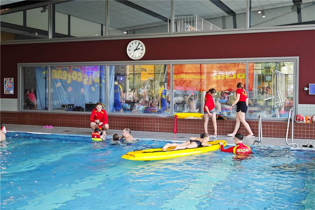 Die Ahauser DLRG Ortsgruppe hat im kleinen Becken einige Rettungsübungen vorgeführt und die Kinder und Jugendlichen zum Mitmachen und Ausprobieren animiert.