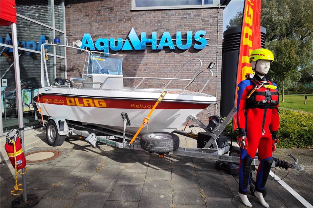 Die Ahauser DLRG Ortsgruppe hat im kleinen Becken einige Rettungsübungen vorgeführt und die Kinder und Jugendlichen zum Mitmachen und Ausprobieren animiert.