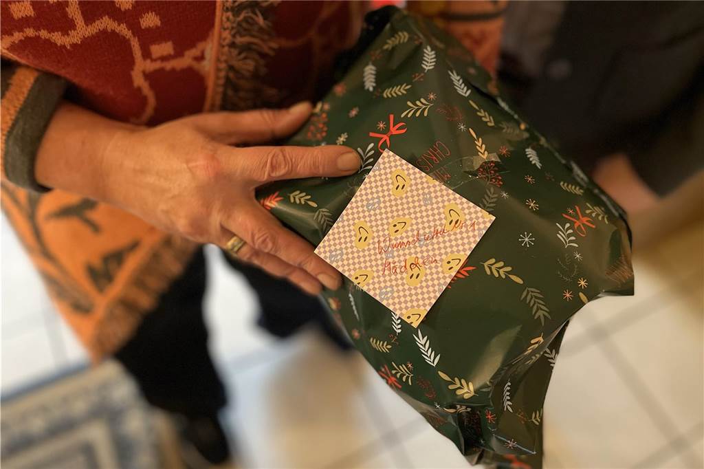 Die Ahauserinnen nummerieren die Wunschzettel und bekleben die Geschenke mit dieser Nummer, damit nichts durcheinander gerät