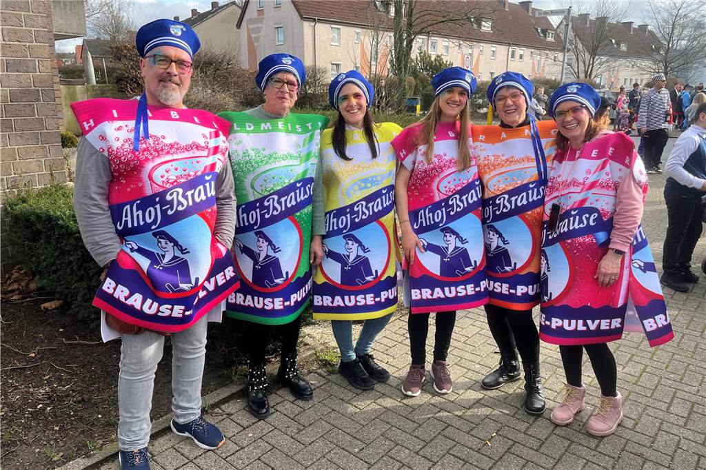 Unzählige Jecken beim Karnevalsumzug: Kreative Kostüme, gute Laune und bestes Wetter Die Ahoi-Brause-Truppe hatte passend zum Kostüm natürlich Brausepulver und -Bonbons mit im Gepäck.