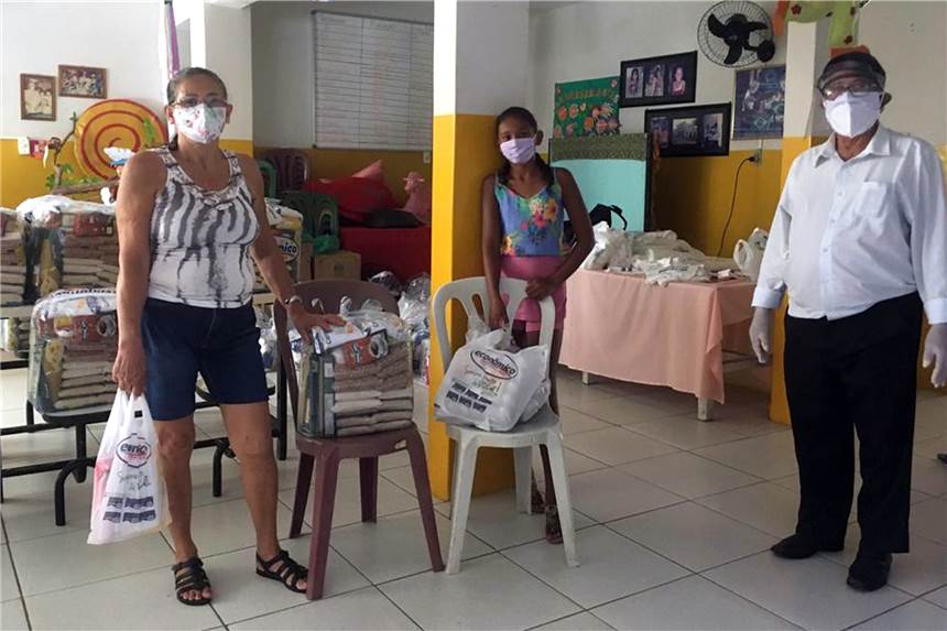 Ajuda Haltern hilft Kindern in Not in Brasilien und bittet um Spenden Die Ajuda-Projektpartner verteilen die Hilfspakete vor Ort.