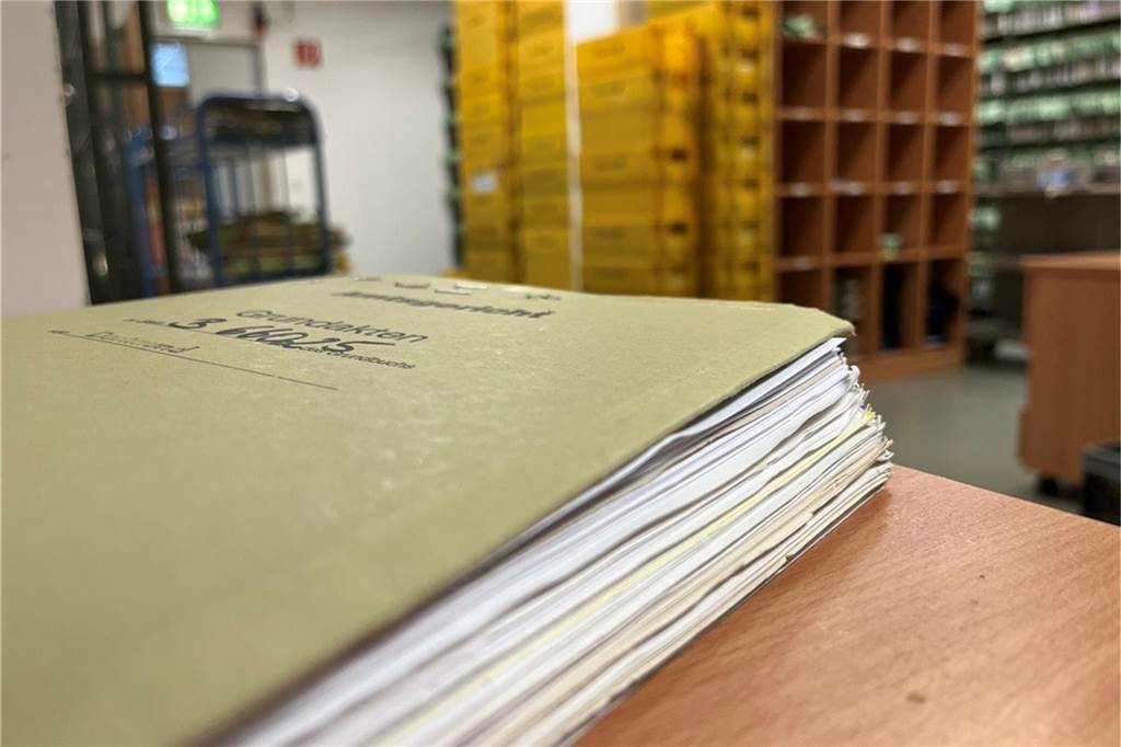 Betrüger kaufte Haus mit falscher Identität: Unbekannter ergaunert 260.000 Euro Die Akte des Amtsgerichts zu dem Fall umfasst 200 Seiten.