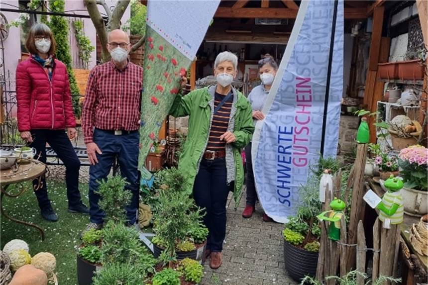 Kräuter und essbare Pflanzen zum Selbsternten in der Schwerter Innenstadt Die Akteure der Aktion (von links): Sabine Miehe („Schwerte pflanzt“), Günter Leiendecker (Intersport, Beirat Werbegemeinschaft), Christa van Meegen („Schwerte pflanzt“) und Sonja Pusceddu (Vielerlei Wohnen & Genießen, 3. Vorsitzende Werbegemeinschaft).