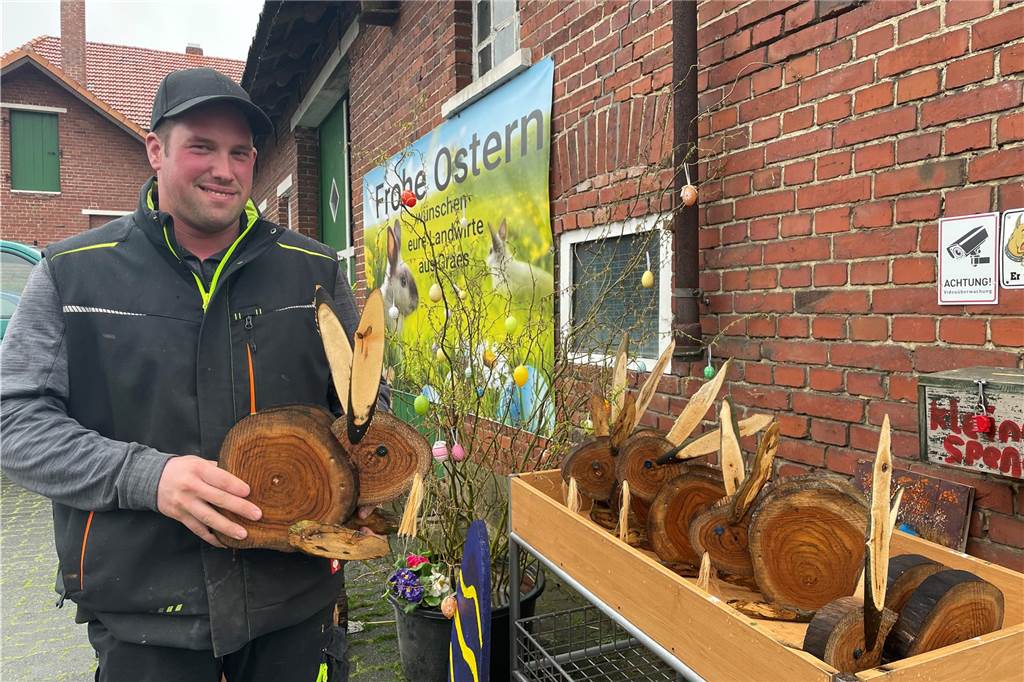 Oft ein Ziel von Radtouren: Marcel Richmering (31) „bastelt“ riesige Osterhasen Aufgrund der großen Nachfrage hat Marcel Richmering in diesem Jahr ein paar mehr Hasen gemacht und stellt diese auf dem Hof zum Verkauf. Gegen einen kleinen Obolus kann man einen der handgefertigten Hasen erwerben.