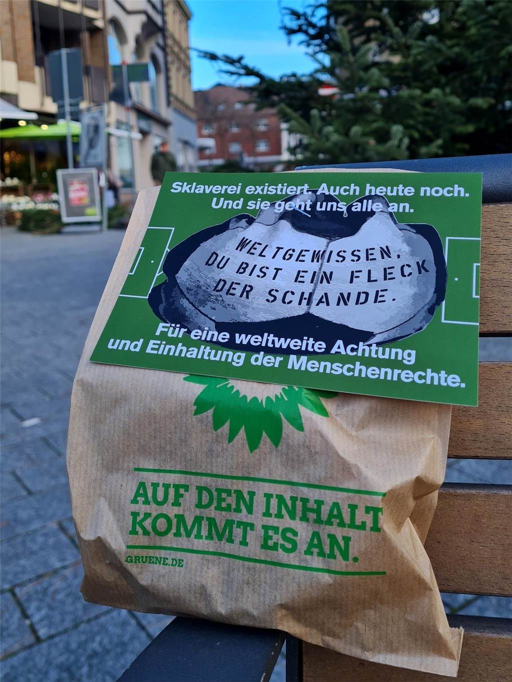 Ungewöhnliche Aktion gegen WM: Grüne verteilen Brötchen in der Altstadt Die Tüte bei der Protestaktion gegen die WM in Katar.