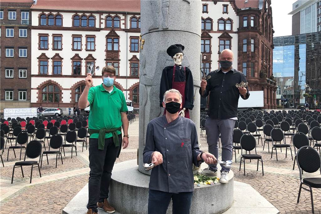 SOS: Restaurants rufen mit 1000 Stühlen auf dem Friedensplatz um Hilfe Die Aktion wurde von Markus Riepe, Jörg Prüser und Philip Winterkamp (v.l.) von der Gastro-Initiative organisiert.