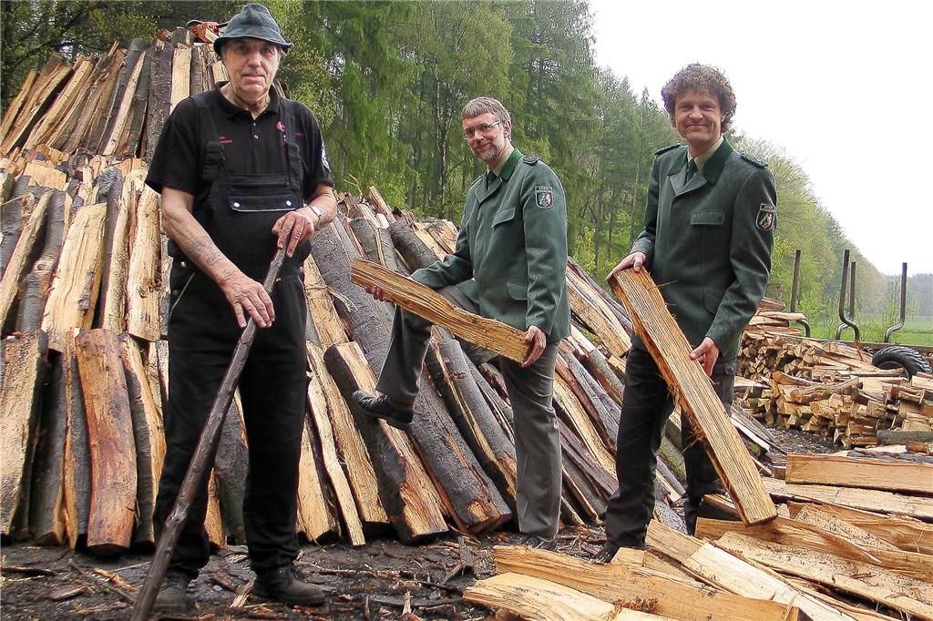 „Ich habe das nie bereut“ - Revierleiter Blaschczok geht in Ruhestand Die Aktionen am Holzkohlenmeiler hat Kersten Blaschczok (Mitte) zusammen mit seinem Kollegen Harald Klingebiel (r.) betreut und ausgeweitet.
