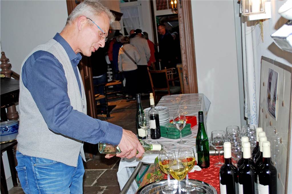 Die Aktiven des Heimatvereins, hier Vorsitzender Gerd Heuser, schenkten den Gästen Wein aus dem Weingut des Freiherrn Clemens von Oer aus. Die Gastgeber freuten sich über die gute Resonanz auf ihre Einladung ins Haus Weßling.