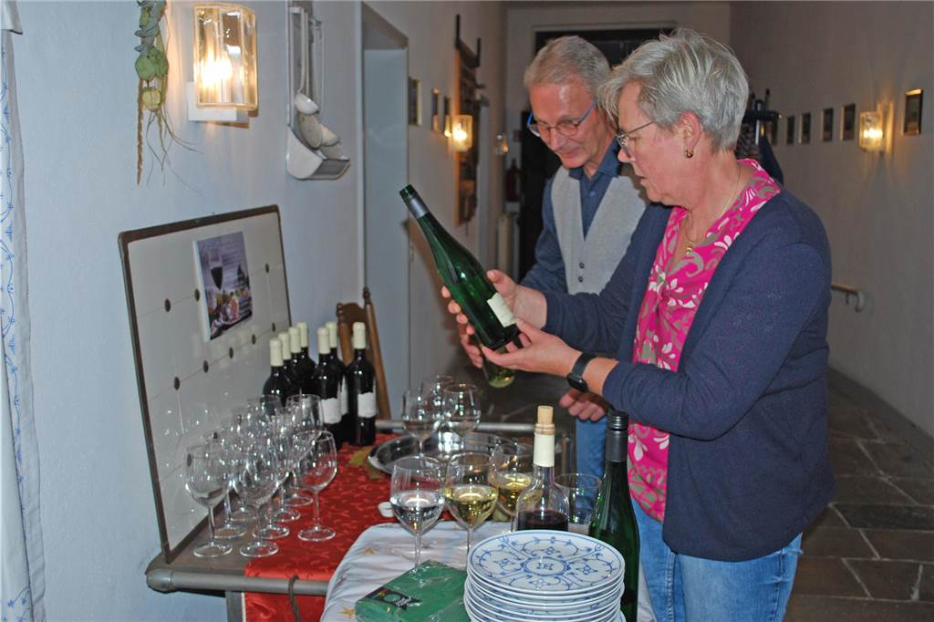 Die Aktiven des Heimatvereins schenkten den Gästen Wein aus dem Weingut des Freiherrn Clemens von Oer aus.