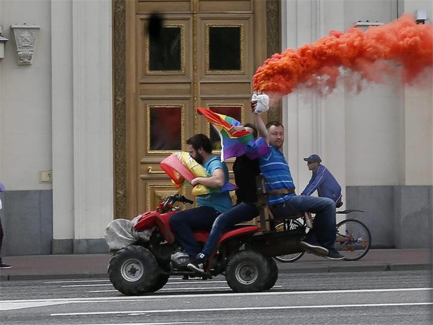 Homosexuellen-Aktivisten in Moskau festgenommen Die Aktivisten foderten lautstark die Einhaltung der Menschenrechte - ohne Erlaubnis. Foto: Sergei Ilnitsky