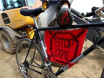 Die Aktivisten fordern mit verschiedenen Protestaktionen den sofortigen Ausstieg aus der Braunkohle. Foto: Oliver Berg