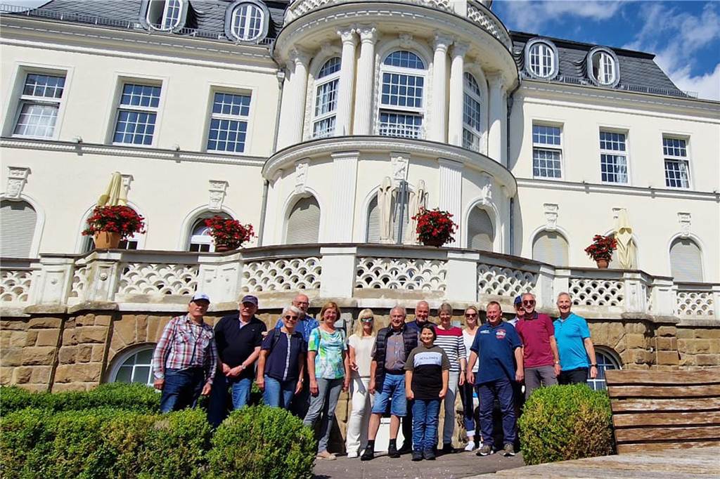 Spaß am Musizieren: Halterner Posaunenchor wird 25 Jahre alt Eine Gruppe steht vor einer alten Villa.