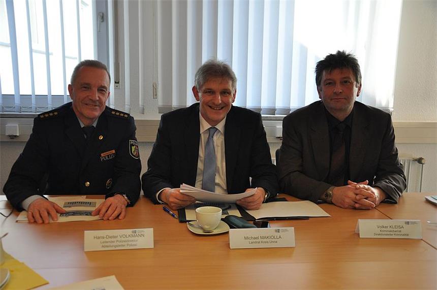Trend fortgesetzt: Weniger Straftaten im Kreis Unna Die aktuelle Kriminalitätsstatistik der Kreispolizeibehörde Unna stellten (v.l.) der leitende Polizeidirektor Hans-Dieter Volkmann, Landrat Michael Makiolla und Kriminaloberrat Volker Kleisa vor.
