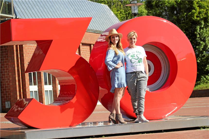 Neue Musical-Version feiert in Bochum Premiere Die „aktuelle“ und die „erste“ Pearl: Georgina Hagen und Maria Jane Hyde vor der Jubiläums-30 auf dem Starlight-Gelände in Bochum.
