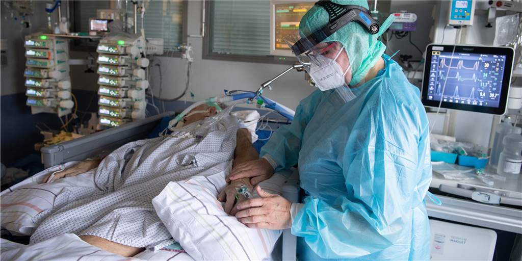 Neue Coronawelle trifft Millionen Deutsche ohne jeden Schutz Eine Krankenschwester betreut eine Person auf der Intensivstation.