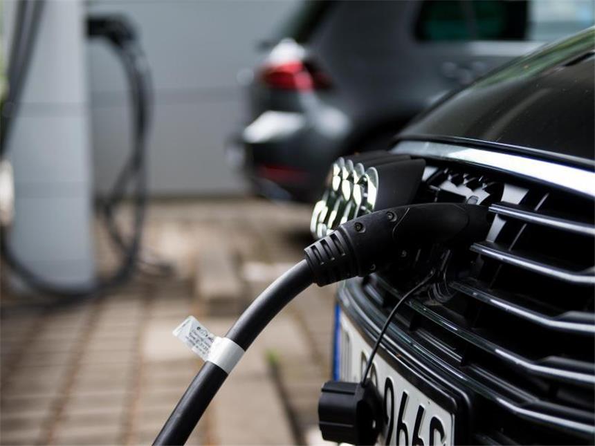 Studie: Für E-Autos mehr Recycling von Rohstoffen nötig Die Akzeptanz von Elektroautos hängt nach Expertenmeinung auch davon ab, ob die Rohstoffe zu vernünftigen wirtschaftlichen und sozialen Bedingungen gewonnen werden können. Foto: Monika Skolimowska