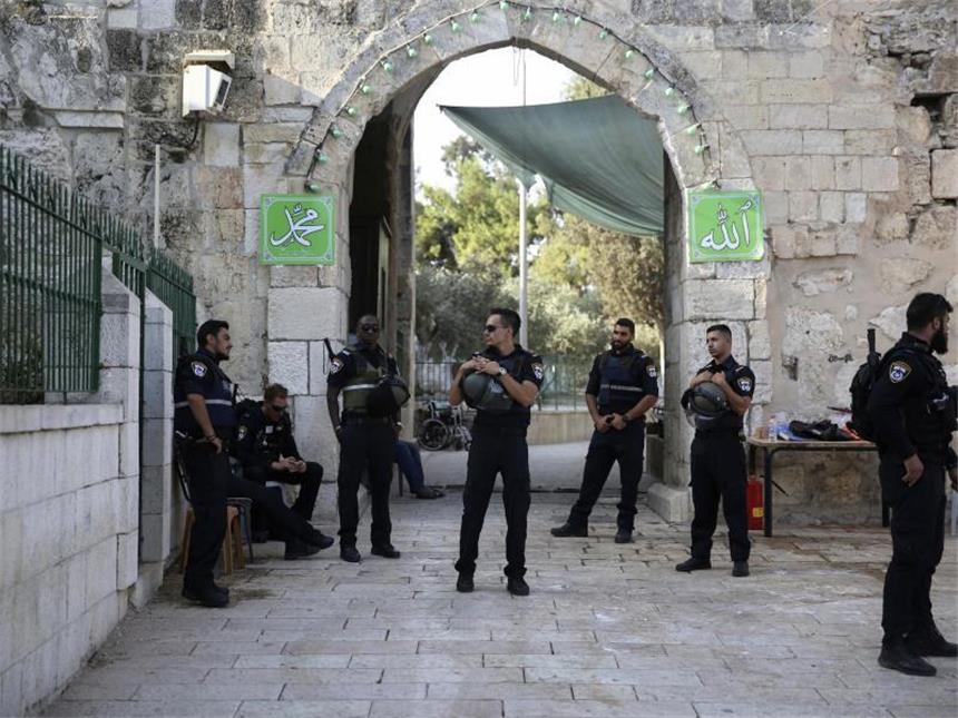 Tempelberg-Krise: Israel baut Metalldetektoren wieder ab Die Al-Aksa-Moschee in der Altstadt von Jerusalem wird stark bewacht. Foto: Oded Balilty
