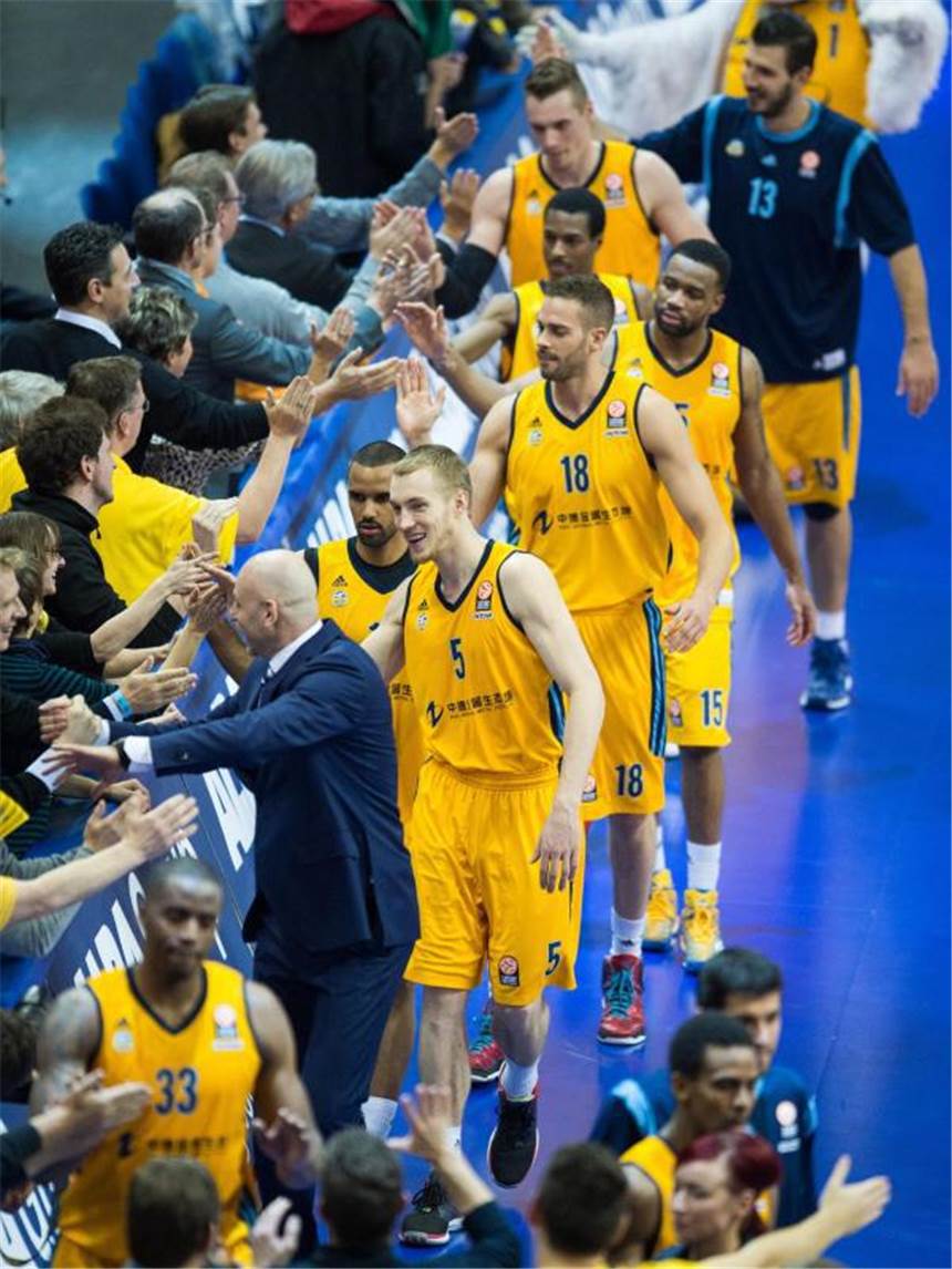 Sieg über Málaga: ALBA nähert sich EL-Zwischenrunde Die ALBA-Spieler bedankten sich nach dem Sieg bei den Fans. Foto: Lukas Schulze