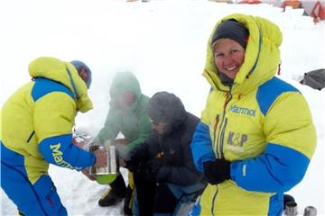 Die Allgäuer Bergsteigerin Julia Schultz bei einer Gipfeletappe an der Carstensz-Pyramide auf Neuguinea. Foto: Juli Schultz