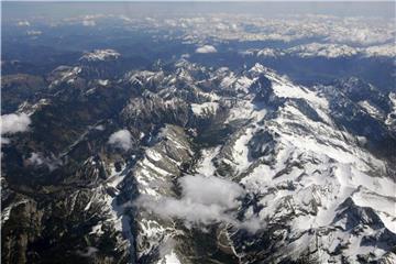 Die Alpen im Gebiet zwischen Garmisch-Partenkirchen und Innsbruck, aufgenommen aus einem Flugzeug. Dem Hochgebrige wird von Forschern „der Puls gefühlt“. Foto: Peter Kneffel/Archiv