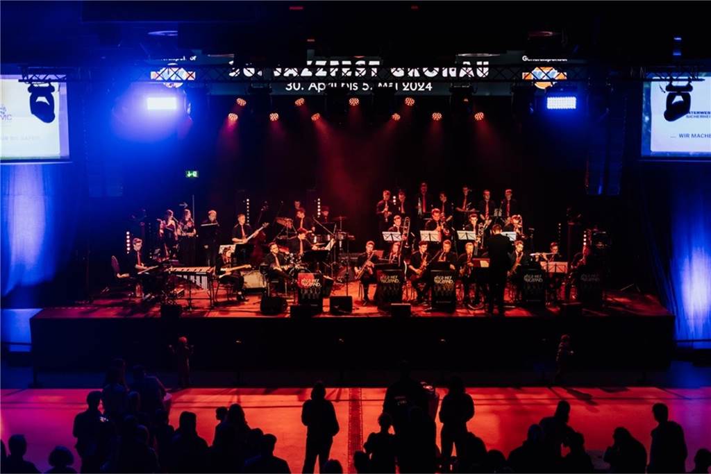 Leidenschaft für Blasinstrumente: „Du lebst irgendwie für die Musik“ Alstätter Nico Mey Bigband Auftritt