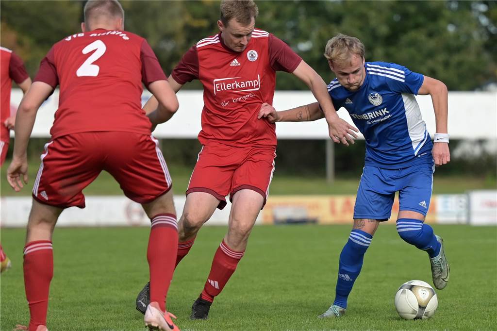 SuS Stadtlohn fertigt VfB Alstätte ab: Gastgeber rücken näher an die Spitze Die Alstätter Defensive hatte alle Hände voll zu tun gegen Maximilian Rhein und den SuS-Angriff.