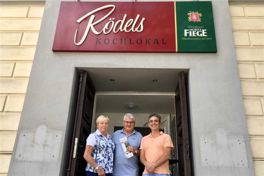 Die alte Außenwerbung hängt noch, die Vitrinen für die Speisekarten sind schon verschwunden. Vermieter-Ehepaar Schnettker freut sich über die Paces als neue Pächter für das ehemalige „Rödels Kochlokal“.