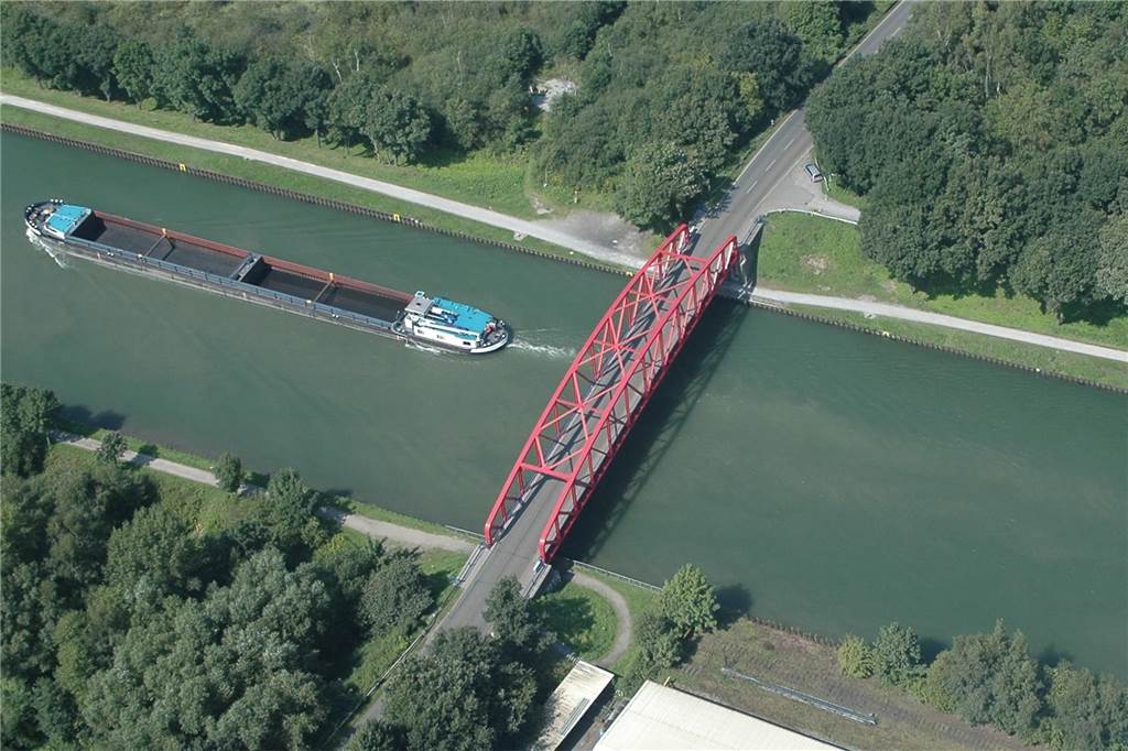 xxxxx Die alte Bladenhorster Brücke, die 1951 errichtet wurde: Sie ist 65 Meter lang und wird durch eine neun Meter längere Brücke ersetzt. Das ermöglicht dann eine Verbreiterung des Rhein-Herne-Kanals.
