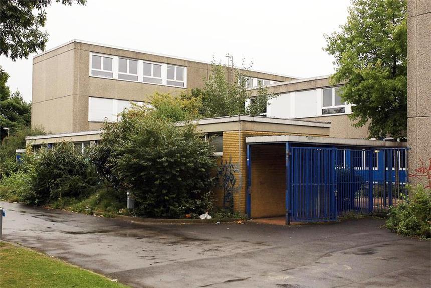 Übergangsheim für 600 Flüchtlinge in Bövinghausen geplant Die alte Bövinghauser Hauptschule sollte abgerissen werden. Jetzt wird sie als Notunterkunft benötigt.