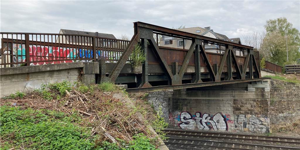 Abriss am Kirschbaumsweg naht: Kleine Brücke wieder frei, Sperrung der Messingstraße Die alte Eisenbahnbrücke am Kirschbaumsweg wird abgerissen und durch eine neue ersetzt.
