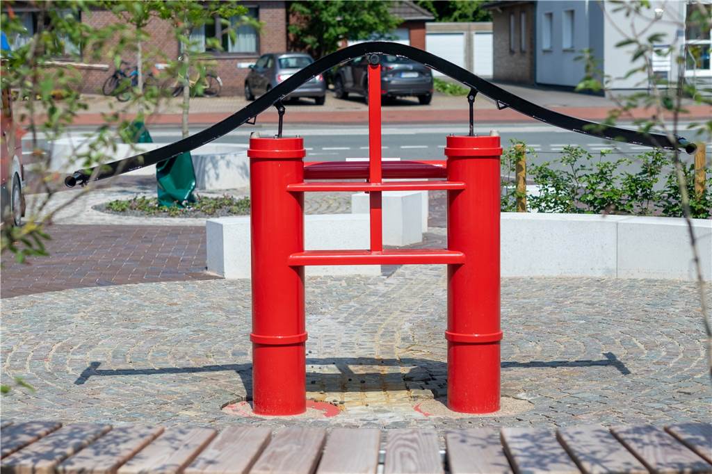 Platz am alten Feuerwehrgerätehaus erstrahlt nach Umgestaltung Die alte Feuerwehrpumpe wurde aufwendig aufgewertet.