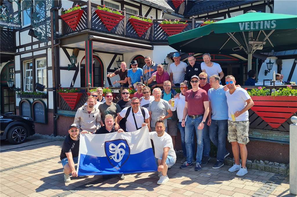 Die „Alte Herren“ der Spielgemeinschaft ETuS Haltern und SV Lippramsdorf absolvierten ein Trainingslager in Willingen. Bei bestem Wetter und guter Laune wurde natürlich die Halterner Fahne nicht vergessen.
