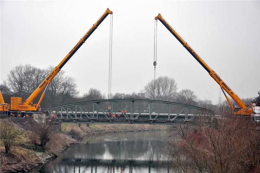 Neubau verzögert sich um ein halbes Jahr Die alte Lippebrücke, flankiert von zwei Mobilkränen. Der Neubau verzögert sich um etwa ein halbes Jahr.