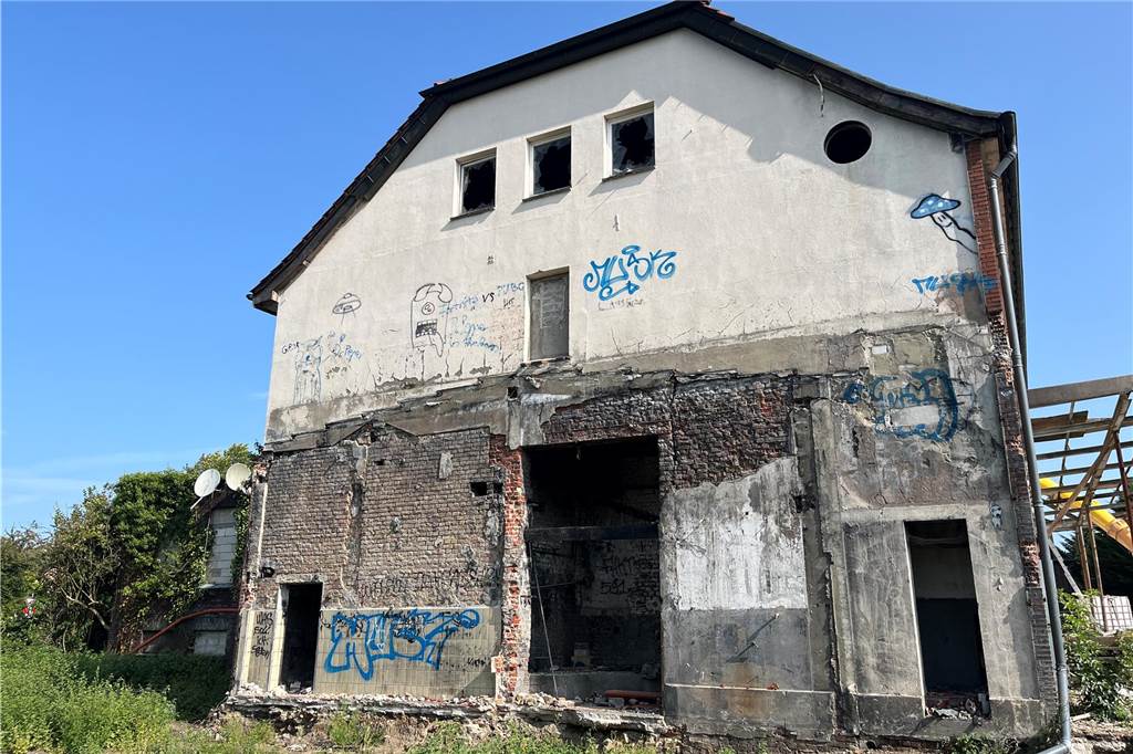 Ehemaliger Lost Place in Selm: So sieht die alte Molkerei von innen aus Die alte Molkerei in Selm wird aktuell entkernt. Mit-Eigentümer Sascha Oestermann führt durch das Gebäude.