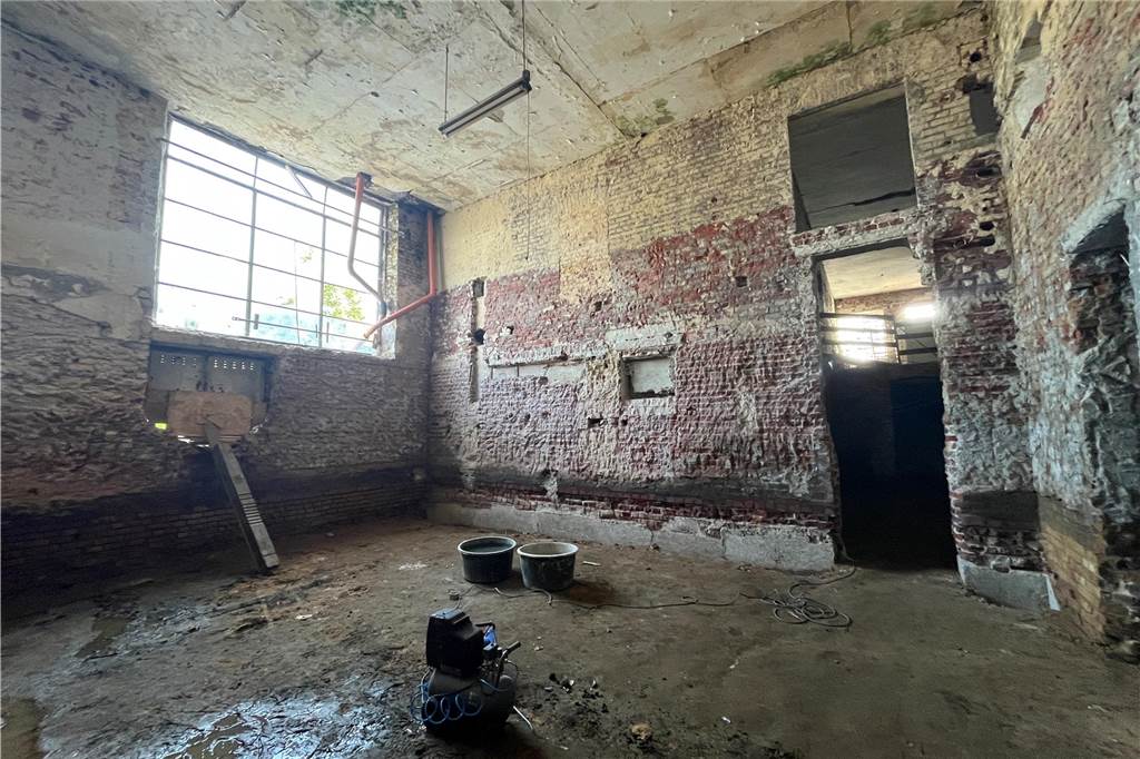 Ehemaliger Lost Place in Selm: So sieht die alte Molkerei von innen aus Die alte Molkerei in Selm wird aktuell entkernt. Mit-Eigentümer Sascha Oestermann führt durch das Gebäude.