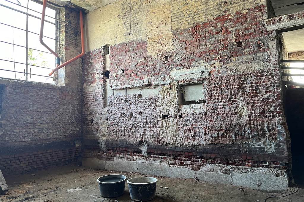 Ehemaliger Lost Place in Selm: So sieht die alte Molkerei von innen aus Die alte Molkerei in Selm wird aktuell entkernt. Mit-Eigentümer Sascha Oestermann führt durch das Gebäude.