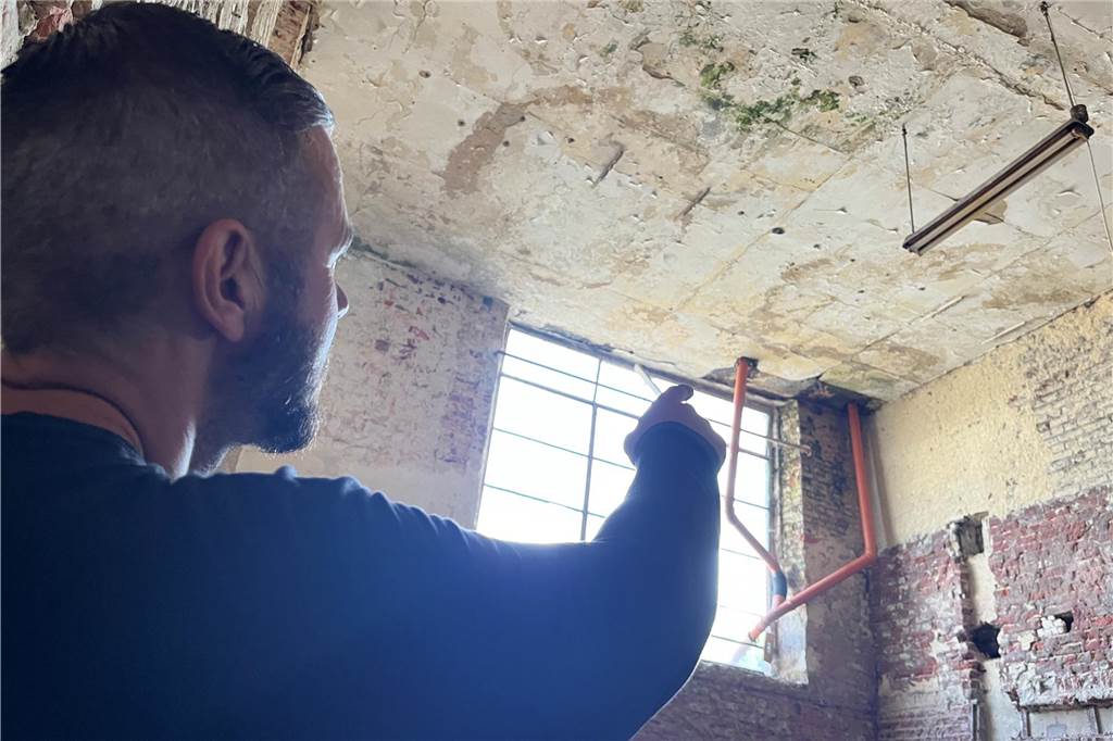 Ehemaliger Lost Place in Selm: So sieht die alte Molkerei von innen aus Die alte Molkerei in Selm wird aktuell entkernt. Mit-Eigentümer Sascha Oestermann führt durch das Gebäude.