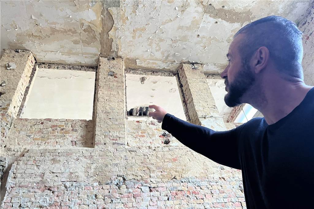 Ehemaliger Lost Place in Selm: So sieht die alte Molkerei von innen aus Die alte Molkerei in Selm wird aktuell entkernt. Mit-Eigentümer Sascha Oestermann führt durch das Gebäude.