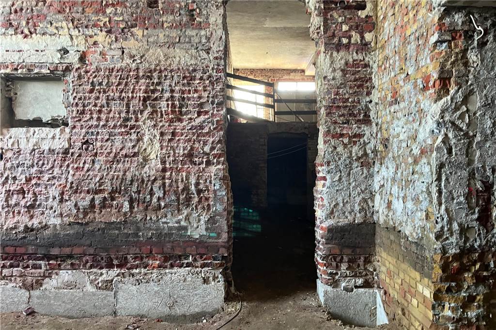 Ehemaliger Lost Place in Selm: So sieht die alte Molkerei von innen aus Die alte Molkerei in Selm wird aktuell entkernt. Mit-Eigentümer Sascha Oestermann führt durch das Gebäude.